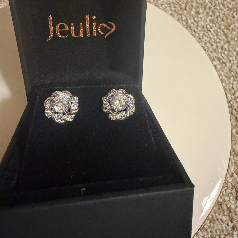Jeulia Silver Floral Stud Earrings